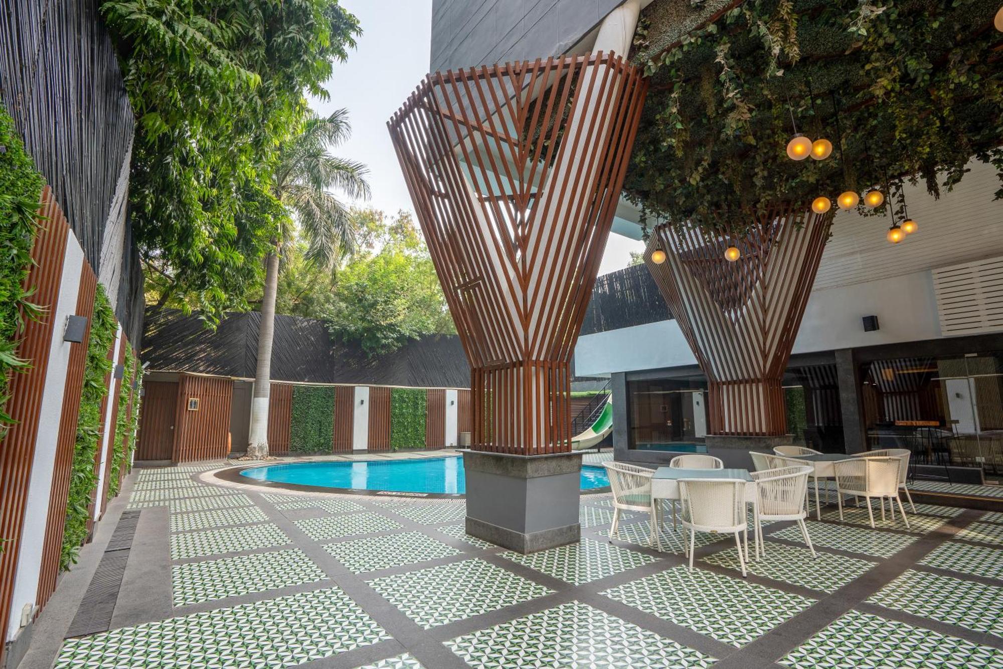Park Inn By Radisson,South Delhi Yeni Delhi Dış mekan fotoğraf The swimming pool at the hotel
